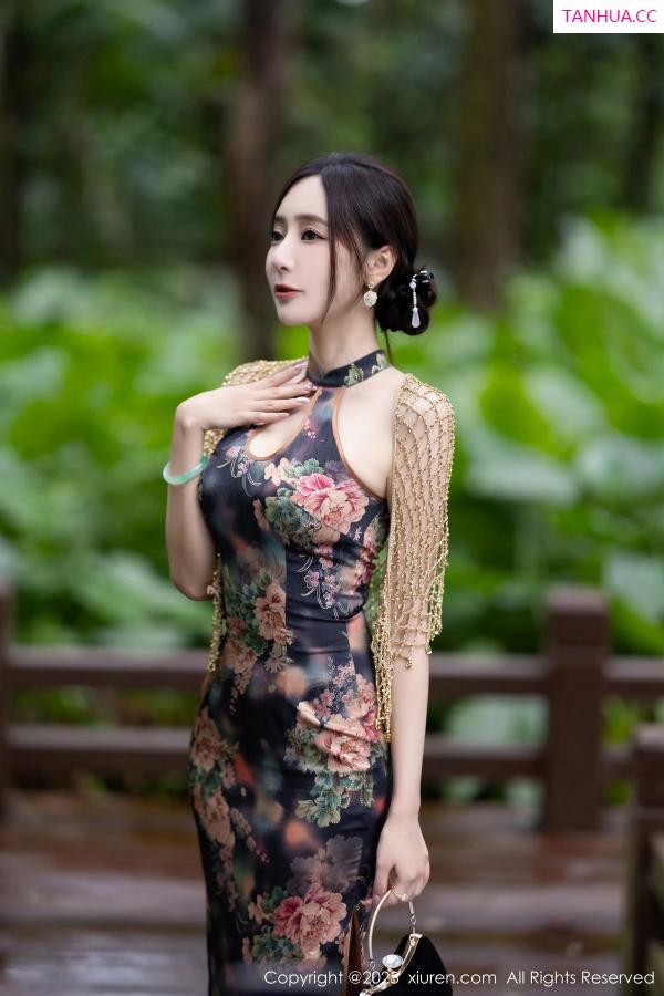 王馨瑶  [XiuRen]高清写真图 2023.10.11 No.7495 王馨瑶yanni 美腿旗袍第4张图片